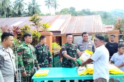 Polri dan TNI di Bone Bolango bersinergi salurkan beras SPHP