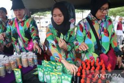 Warung amal TNI jual sembako murah kepada warga Kepri