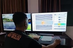 Pos PGA: sinar api muncul dari kawah Tompaluan Gunung Lokon