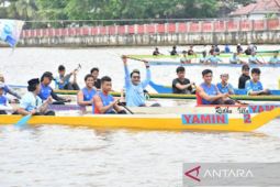 Banjarmasin lestarikan tradisi sungai balap jukung