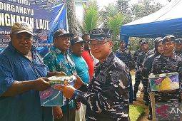 Kodaeral Sorong salurkan 150 paket sembako kepada masyarakat pesisir