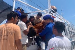 Aksi sigap Sat Polairud Dompu evakuasi ibu hamil di atas kapal wisata