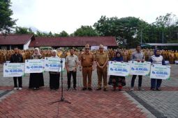 Pemkab Garut menyerahkan santunan kepada enam ahli waris bersumber DBHCHT