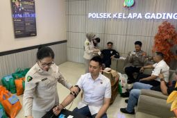 Polsek Kelapa Gading bekali anggota suntikan vitamin untuk jaga kebugaran