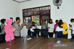 Kisah haru anak SMR di Kupang seusai dua bulan berpisah dengan orang tua