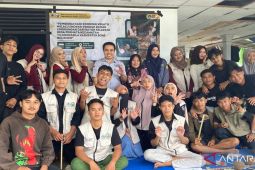 Mahasiswa UNG berdayakan masyarakat melalui kerajinan batok kelapa