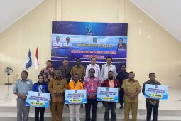 Papua Barat Daya salurkan Rp136 juta biaya pendidikan akhir mahasiswa