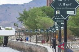 Taman Ama Hami Kota Bima tampil cantik dengan lampu hias Asmaul Husna