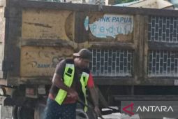 DLH  Biak Numfor lakukan penanganan sampah di pasar ikan Fandoi