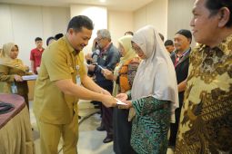 Pemprov Babel serahkan tali asih bagi pensiunan ASN