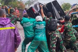 Prajurit Kodam Udayana evakuasi warga terdampak banjir di Kota Denpasar