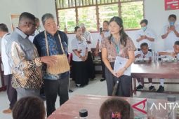 Pemerintah Jepang-UNICEF membantu makan bergizi siswa SDN Samau Biak
