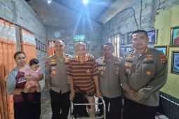 Kapolda Babel serahkan bantuan kaki palsu untuk warga Pangkalpinang