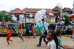 Seniman disabilitas ubah sampah laut jadi karya seni di Labuan Banten