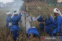 Menjaga tradisi Suku Mengkanau Bangka Tengah lewat "Murok Jerami"