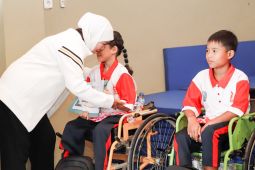 Khofifah bagikan bantuan atlet paralimpik Jatim saat Haornas