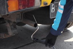 17 truk terjaring operasi uji emisi