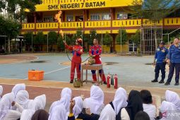 Damkarmat Batam edukasi bahaya api kepada generasi muda