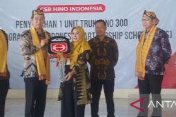 Hino berikan satu truk ke SMK 2 untuk media pembelajaran siswa