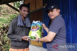 Wakil Wali Kota Jayapura bantu bahan pokok ke lansia