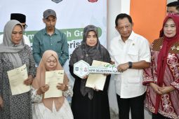 Mendagri-Menteri PKP bantu rumah kepada empat korban demo Makassar