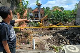 SAR duga satu keluarga korban banjir di Badung terkubur reruntuhan