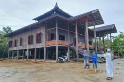 Masjid Kayu As-Syukur  unik dan estetik dibangun dengan kayu ulin