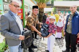 500 siswa di Aceh Besar dapat bantuan tas sekolah