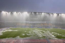 Laga Persib kontra Persebaya di GBLA dihentikan akibat hujan deras