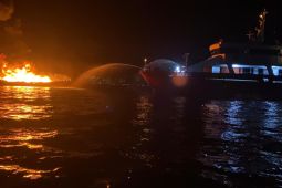 SAR-gabungan evakuasi ABK KLM Maryam Indah terbakar di laut Banggai