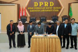 Bupati Labura Hadiri Rapat Paripurna Pengesahan Ranperda P-APBD 2025