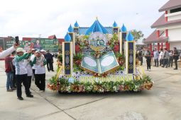 Kendaraan hias kafilah Pontianak tampil memukau di Pawai Ta'aruf MTQ XXXIII Kalbar