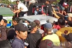Mobil diamuk massa di Rejang Lebong setelah diteriaki maling oleh anak sendiri