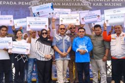 Sulbar serahkan bantuan Rp1,2 miliar untuk kepesertaan BPJS Kesehatan warga Majene