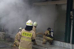 50 personel Gulkarmat padamkan kebakaran ruko di Jakut