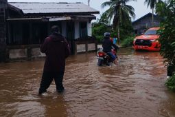 BPBD Natuna bantu pindahkan perabot rumah warga yang terdampak banjir