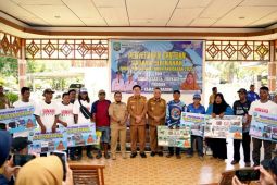 Pemkab Beltim salurkan bantuan kapal hingga beras untuk nelayan