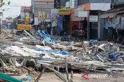 Pemkab Cirebon menertibkan 300 lapak liar guna kembalikan fungsi jalan