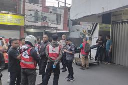 Polisi evakuasi wanita terjatuh dari lantai 11 Mal Kings Shopping Center