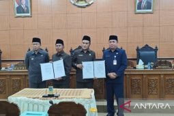 DPRD Bangka Tengah sahkan raperda pajak dan retribusi daerah