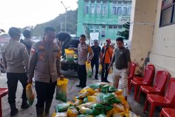 Polres Nagekeo membagikan sembako untuk korban banjir bandang