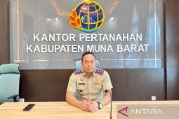 BPN Muna Barat serahkan 100 sertifikat tanah PTSL 2025 ke warga Waumere