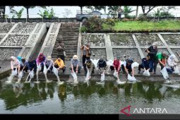Pemkab Bandung tebar ribuan benih ikan mendukung Program MBG dan Kopdes