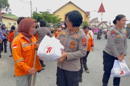 Polda Sumut salurkan ratusan paket  sembako untuk petugas kebersihan