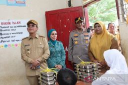 Bupati Tapsel tinjau program MBG di SDN Situmba