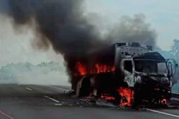 Truk terbakar di Tol Cipali berhasil dipadamkan