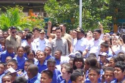 Siswa SMPN 2 Sentani antusias sambut Wapres Gibran