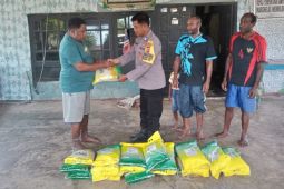 Polda Papua salurkan bantuan satu ton beras ke tokoh masyarakat