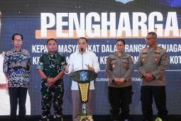 Pemkot Surabaya beri penghargaan bagi 37 warga jaga keamanan kota