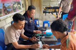 Polda NTT membuka posko layanan kesehatan bagi korban banjir Nagekeo